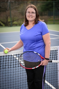 woman playing tennis